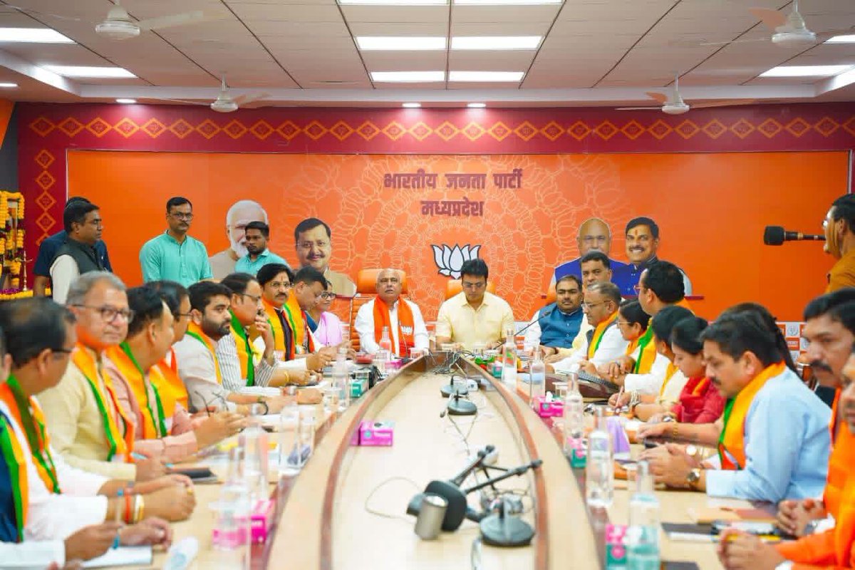 BjpBiplab's tweet photo. आज भोपाल, मध्य प्रदेश स्थित प्रदेश भाजपा कार्यालय में @bjp4mp की 'प्रदेश पदाधिकारी बैठक' में उपस्थित पदाधिकारियों के साथ विभिन्न विषयों पर चर्चा की।

आदरणीय प्रधानमंत्री श्री @NarendraModi जी के मार्गदर्शन में भाजपा की डबल इंजन सरकार विकास के नए कीर्तिमान स्थापित कर रही हैं। प्रदेश में निर्बाध बह रही विकास और गरीब कल्याण की इस यात्रा की गति ��ो बनाये रखने के लिए प्रदेशभर के कार्यकर्ता कटिबद्ध हैं।