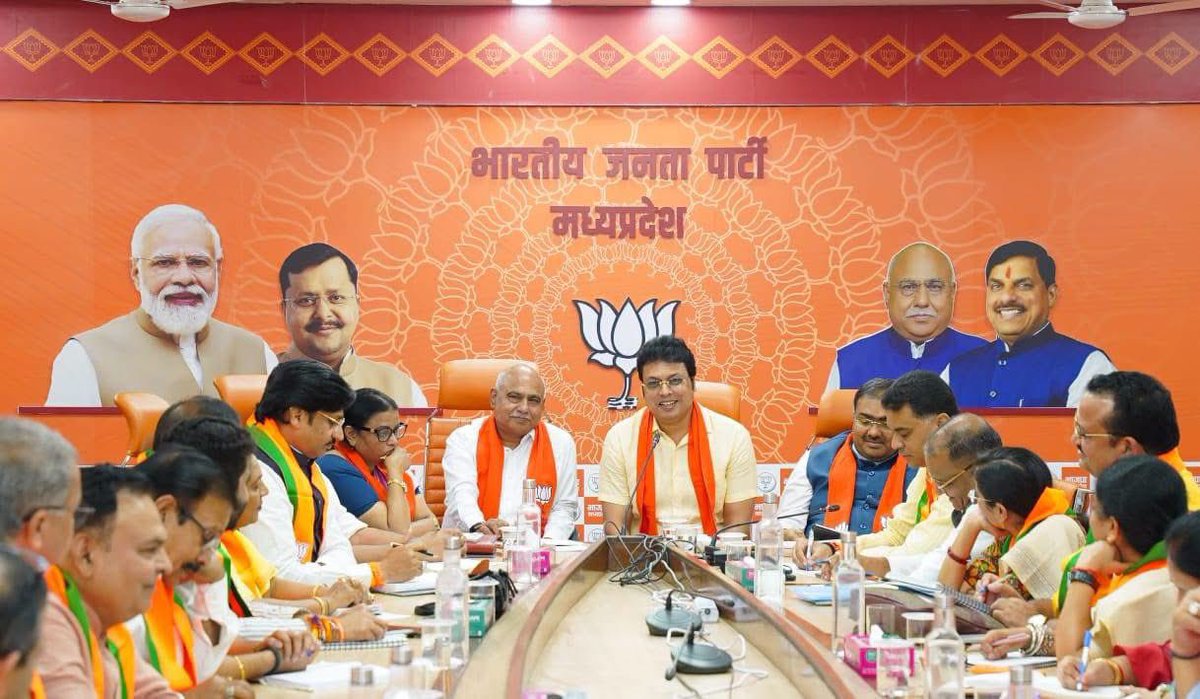 BjpBiplab's tweet photo. आज भोपाल, मध्य प्रदेश स्थित प्रदेश भाजपा कार्यालय में @bjp4mp की 'प्रदेश पदाधिकारी बैठक' में उपस्थित पदाधिकारियों के साथ विभिन्न विषयों पर चर्चा की।

आदरणीय प्रधानमंत्री श्री @NarendraModi जी के मार्गदर्शन में भाजपा की डबल इंजन सरकार विकास के नए कीर्तिमान स्थापित कर रही हैं। प्रदेश में निर्बाध बह रही विकास और गरीब कल्याण की इस यात्रा की गति ��ो बनाये रखने के लिए प्रदेशभर के कार्यकर्ता कटिबद्ध हैं।