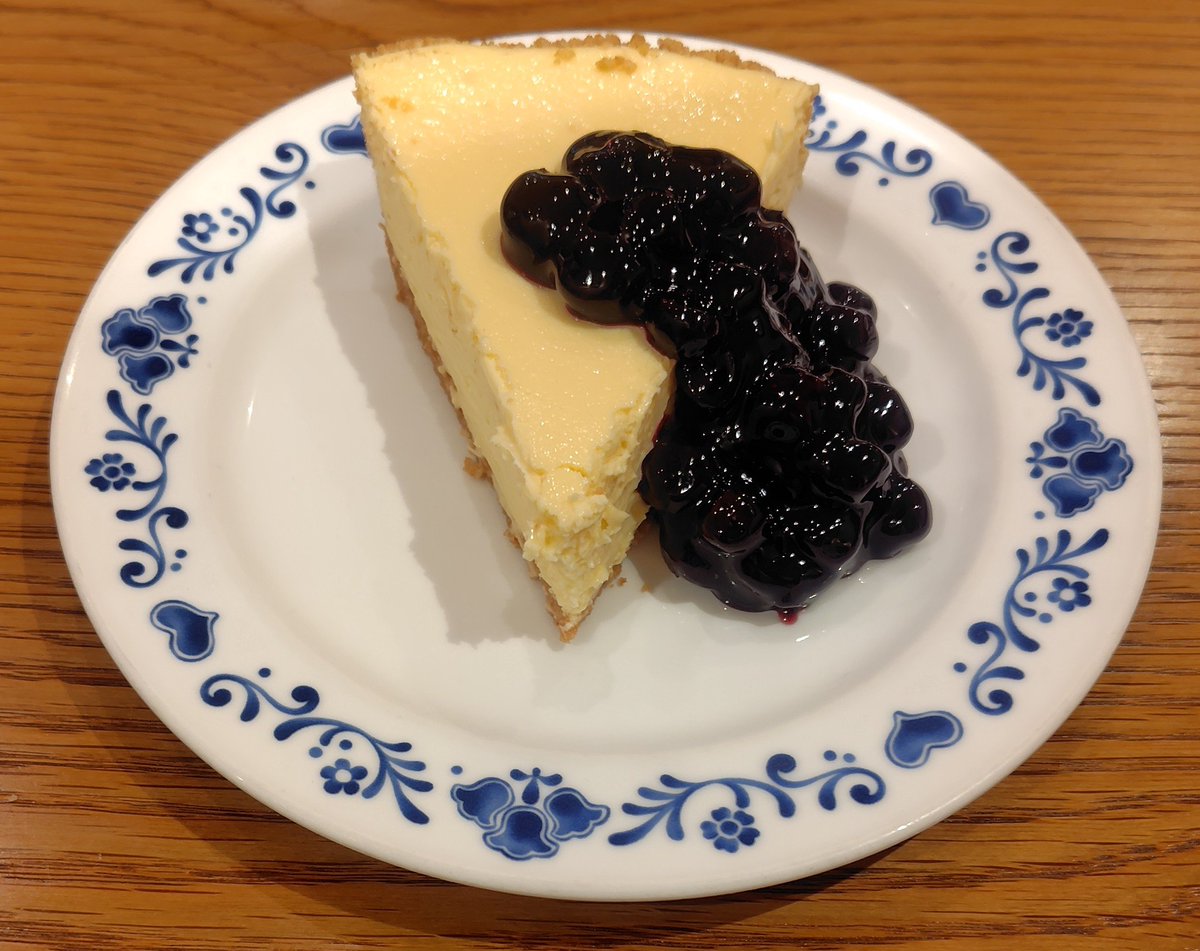 annas_pie1973's tweet photo. 10月1日から販売の

💟ブルーベリーチーズケーキ🫐🧀

店舗でいただくBケーキは4年ぶりかな？

Pケーキ、気になったのは以前の物と比べるとかなり柔らかくなリました。冷ケースの保冷温度が変わったのかな？

チェリーチーズケーキ🍒も早々に復活して欲しいです...

#アンナミラーズ
#アンミラ https://t.co/rJsHWdPPn4