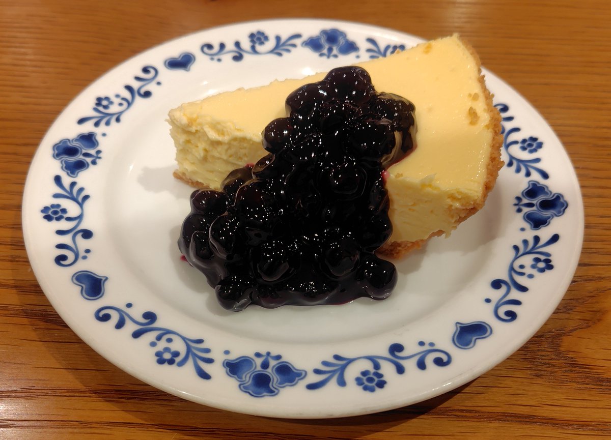 annas_pie1973's tweet photo. 10月1日から販売の

💟ブルーベリーチーズケーキ🫐🧀

店舗でいただくBケーキは4年ぶりかな？

Pケーキ、気になったのは以前の物と比べるとかなり柔らかくなリました。冷ケースの保冷温度が変わったのかな？

チェリーチーズケーキ🍒も早々に復活して欲しいです...

#アンナミラーズ
#アンミラ https://t.co/rJsHWdPPn4