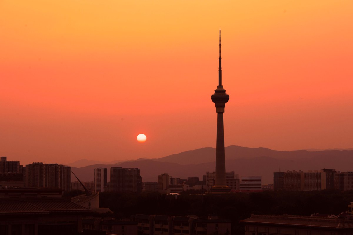 TildaGrims6u5's tweet photo. Un atardecer naranja y un charco que refleja la ciudad en la calle — pequeos momentos que hacen la rutina especial. https://t.co/nTvFvOcAFK