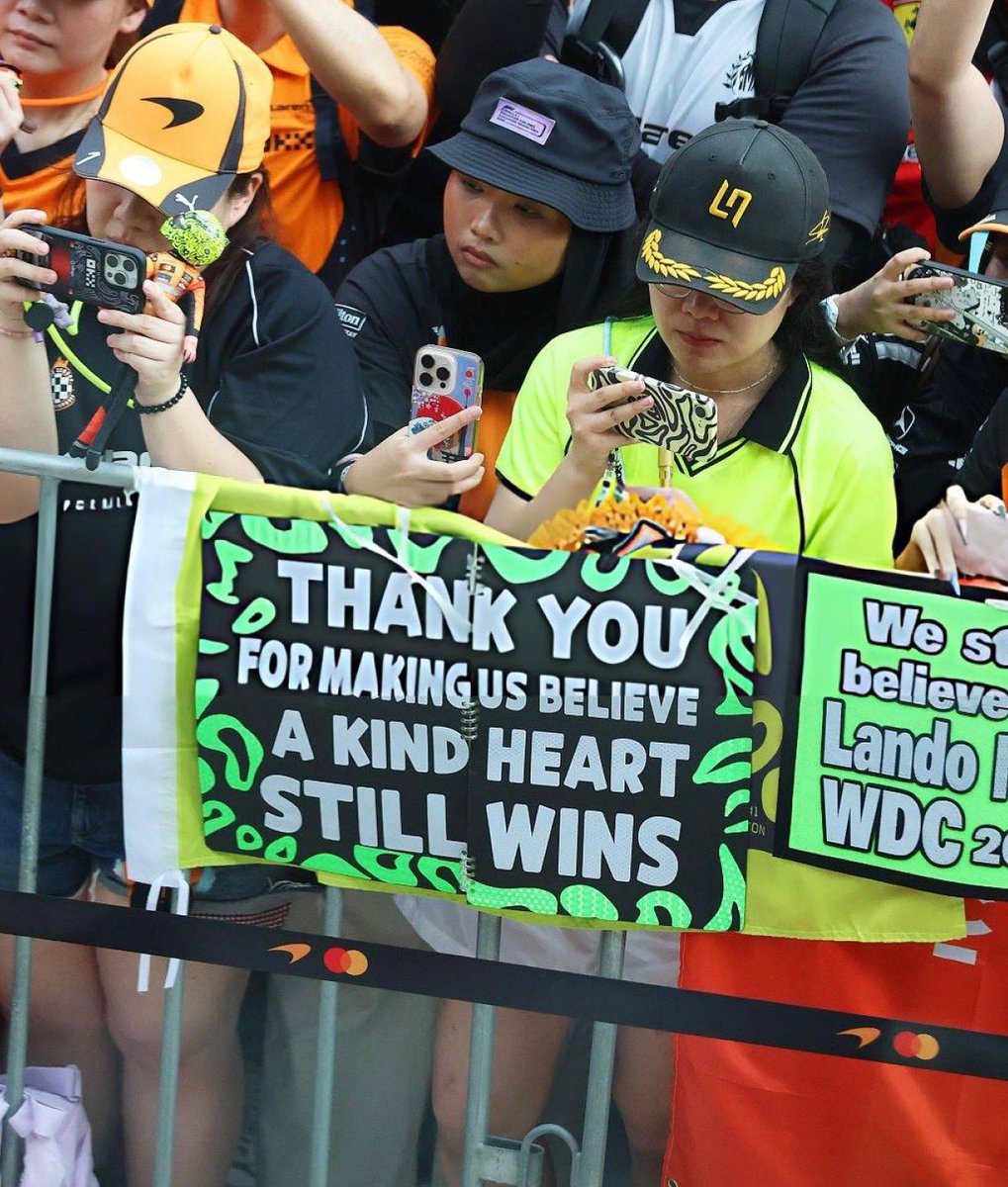 ln4norris's tweet photo. THIS SIGN 😭💚 https://t.co/qp2iv9ExWk