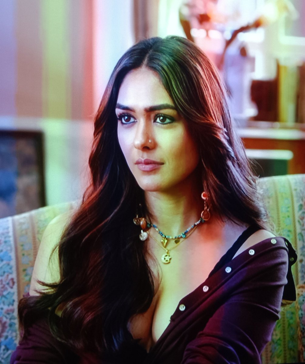CelluloidIn's tweet photo. #MrinalTakur 🥵🔥 https://t.co/ceyt5iyoZs