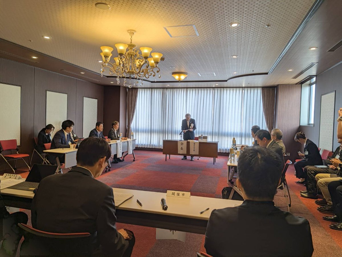 fukuda_nakama's tweet photo. 大川市にて第151回福岡市長会が開催され、ワンチームでそれぞれの地域課題解決に向け熱い議論が交わされました。
次回春の開催地は中間市‼️
頑張ります🫡
#和
#九州 https://t.co/6nlbTDYfg2