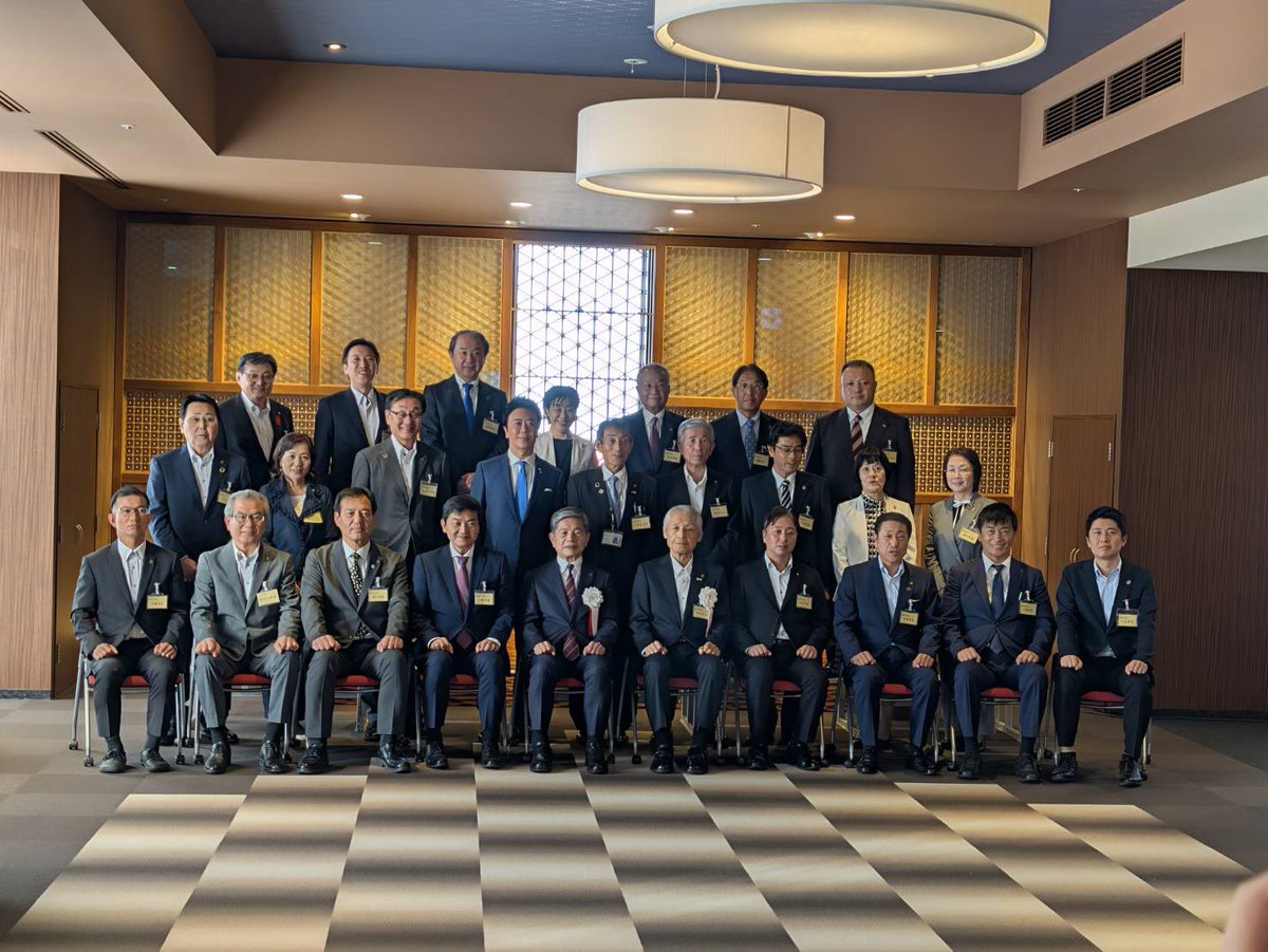 fukuda_nakama's tweet photo. 大川市にて第151回福岡市長会が開催され、ワンチームでそれぞれの地域課題解決に向け熱い議論が交わされました。
次回春の開催地は中間市‼️
頑張ります🫡
#和
#九州 https://t.co/6nlbTDYfg2
