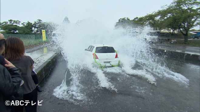 abc_knightscoop's tweet photo. 今週のナイトスクープ１本目は…

「水没した車から脱出する方法は？」

鹿児島県の女性（４０）から。息子は１歳から自動車にハマり、現在５歳児の“クルマ大好き博士”。最近では、千葉や石川・富山の大雨による冠水被害を見て、改めて水の怖さを知ることになったが、そんなキッカケから息子は「水没した車から、どれだけ安全に脱出できるか！」という動画をYouTubeで見て、彼なりに研究しているようだ。外れないシートベルトを切ったり、ドアが開かなくなった状態から脱出用のハンマーで窓を割っているのを見て、「ママの車は古いから、シートベルトを切って、窓ガラスを割ってもいい？」と言い出した。もちろん全力で阻止したが、よくよく考えてみると、息子の興味は本当は命を守るための大切な知識ではないだろうか、と思うようになった。一体、５歳児がどこまで体験できるのか分からないが、決してお遊びではなく、真剣に、彼のやってみたいことを体験させてもらえないだろうか、というもの。