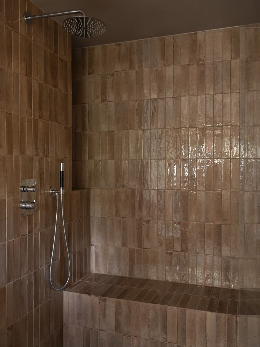 lindseyinterior's tweet photo. The response to this specific shower design has been absolutely incredible! 🤯 Those glossy brown tiles completely redefine what a minimalist bathroom should look like. Note Design Studio nailed the earthy aesthetic here.

Dropping the project link below for everyone asking! 👇 #BathroomDesign #Architecture