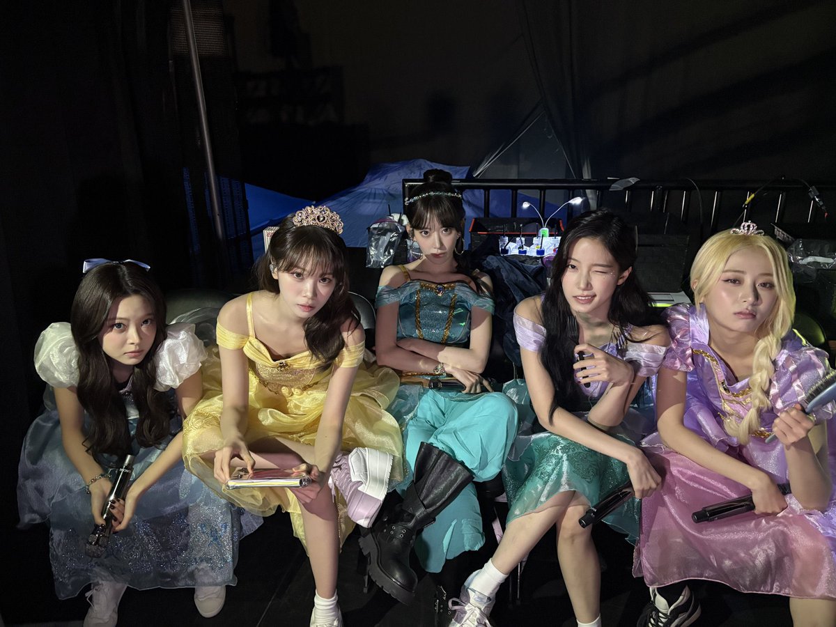 gmerana_'s tweet photo. ไอดอลตอนทำงาน                         ตอนเลิกงาน https://t.co/5N0wUkfr3g