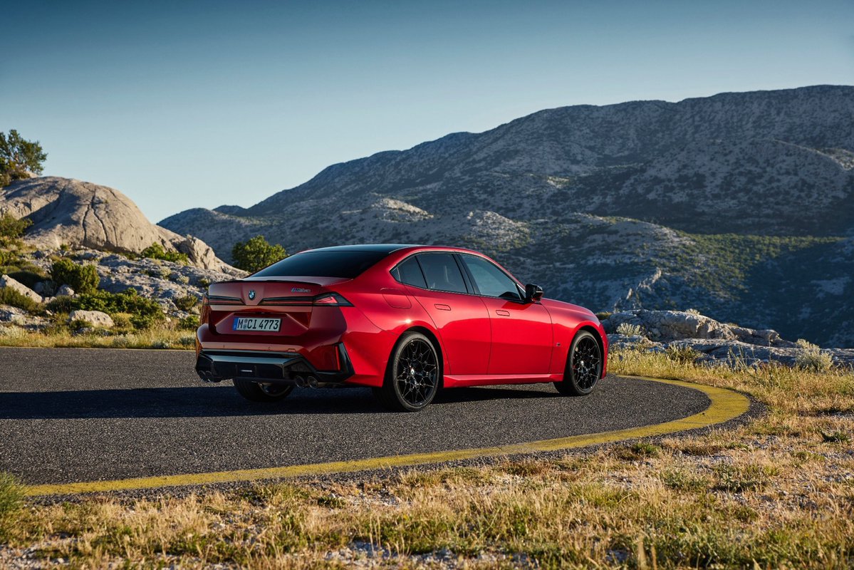 YMusi007's tweet photo. I have no doubt that this new BMW 3 Series will drive like a dream. The G50 might look a bit like a lot to take in. But trust me, it will get all the love once people see it in metal. https://t.co/3hnTYGIxgK