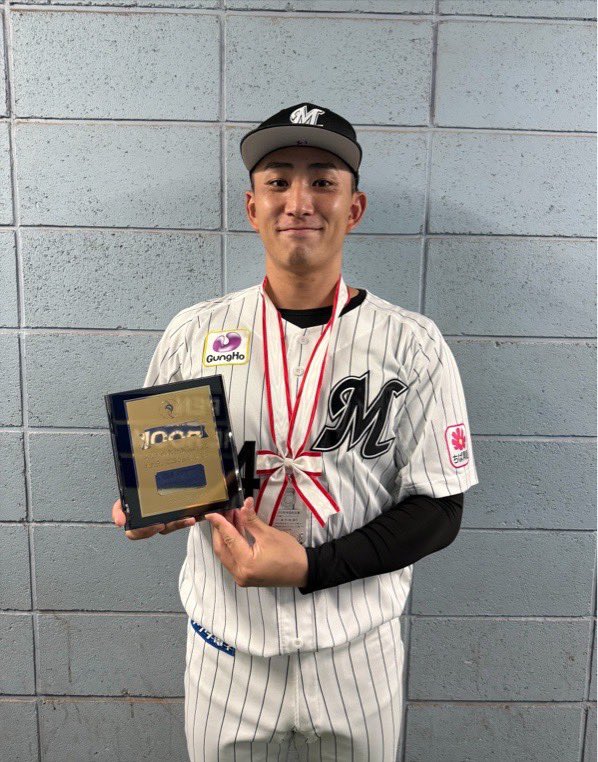 chibalotte_pr's tweet photo. #小島和哉 投手、通算1000投球回の連盟表彰がありました！
#chibalotte #広報 https://t.co/3IV1WOh5np