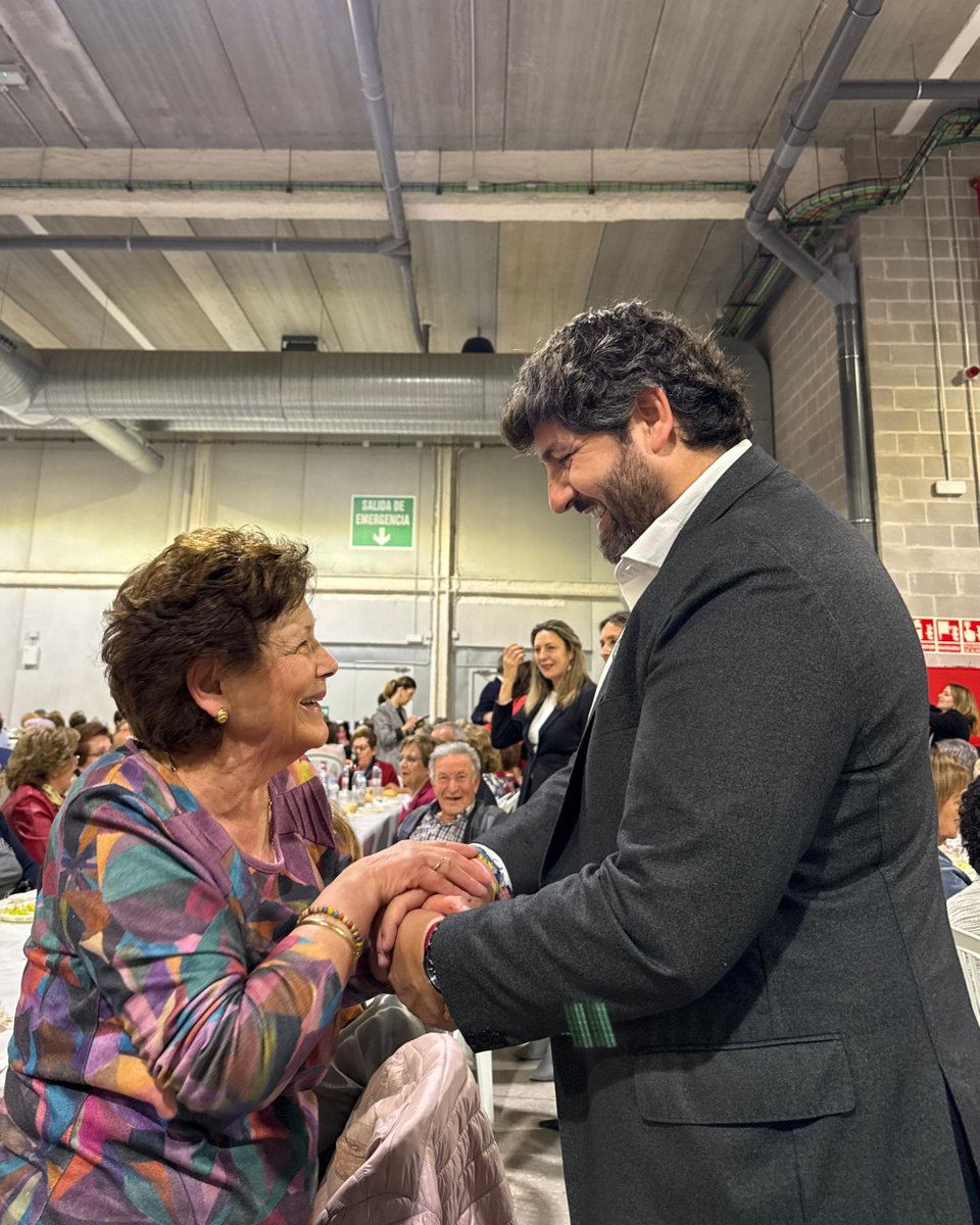LopezMirasF's tweet photo. La historia de #RegióndeMurcia es la de cada uno de sus mayores. Ellos la han construido con esfuerzo y cariño, sosteniendo a sus familias en los peores momentos.  
Creo en una tierra que os escucha, acompaña y reconoce. 
Feliz #DíaDeLasPersonasMayores a nuestros mayores ejemplos.