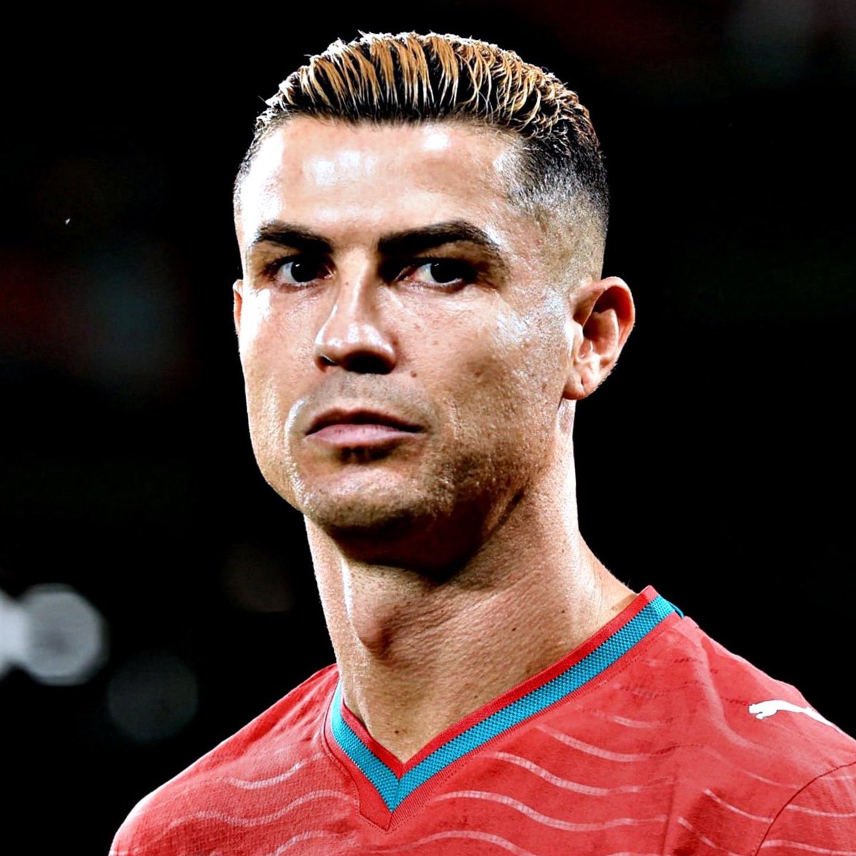 ActuFoot_'s tweet photo. 🚨🚨 WOW LA PRESSE PORTUGAISE 🗞️ DIT LES TERMES ! 😳

LE CONSTAT CLAIR ET NET DU JOURNAL A BOLA 🇵🇹 sur l’affaire Cristiano RONALDO 👇 : 

🗣️ « Le contraste entre son discours public, dans lequel il reconnaissait verbalement son rôle de suppléant, et la controverse à Copenhague, en l'occurrence, révèle de façon flagrante la contradiction entre ses paroles et ses actes. 🙌

La personnalité de Ronaldo l'empêche d'être discret, il a besoin d'être sous les feux des projecteurs, que ce soit dans la victoire ou la frustration…

Pour quelqu'un qui a bâti sa carrière sur le dépassement des obstacles et un professionnalisme irréprochable, voir ce parcours s'achever sur le tarmac d'un aéroport, attendant un vol privé pour quitter ses pairs, est UN SPECTACLE DÉPRIMANT. 

La grandeur d'un athlète se mesure à sa capacité à dominer les grands rendez-vous, mais elle se consolide par son aptitude à accepter le déclin de sa propre hégémonie. 

En refusant d'accepter l'inévitabilité de la rotation ou un rôle secondaire pour le bien du collectif, Ronaldo a laissé son héritage monumental être éclipsé par un acte de non-conformisme qui, loin des révélations qu'il promettait, paraît IMMATURE... » 🥶

via @RMCsport