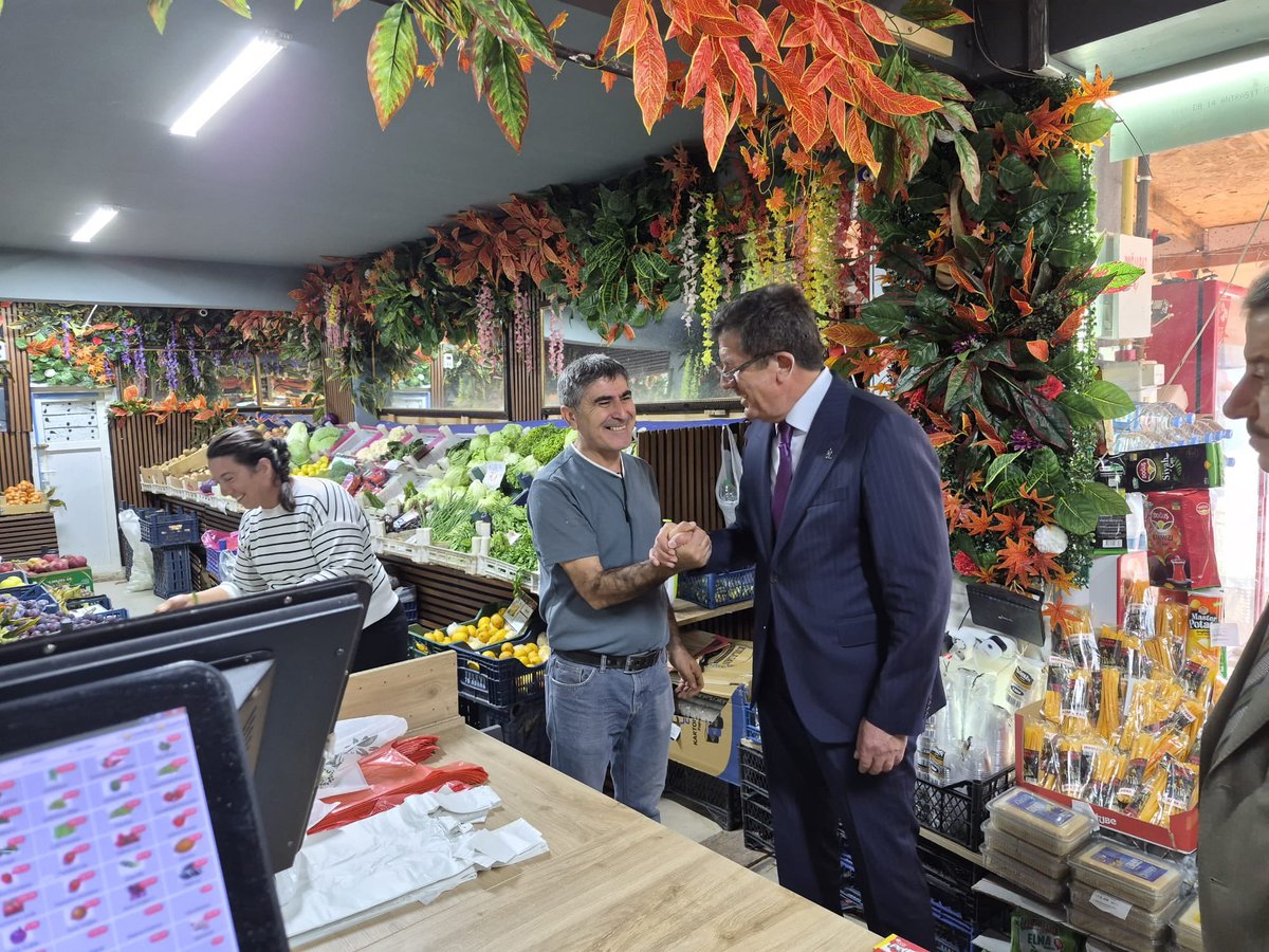 TunceliKent's tweet photo. Eski Ekonomi Bakanı, AK Parti Genel Başkan Yardımcısı Nihat Zeybekci, “Türkiye Yüzyılı Buluşmaları” programı kapsamında Tunceli’ye gelerek kentte bir dizi ziyaret ve temas gerçekleştirdi.

Programı kapsamında AK Parti Tunceli İl Başkanlığı’nı ziyaret eden Zeybekci; Sorpiyan Cemevi, Munzur Üniversitesi, Tunceli Valiliği ile Tunceli Ticaret ve Sanayi Odası’nda temaslarda bulundu. Atatürk Mahallesi’nde esnafla bir araya gelen Zeybekci, Seyit Rıza Meydanı’nda ise muhtarlarla buluştu.

Kentte vatandaşlarla da bir araya gelen Zeybekci, birlik ve beraberlik ile “Terörsüz Türkiye” sürecine ilişkin değerlendirmelerde bulundu.

#tunceli #tuncelihaber #tuncelikent @ZeybekciNihat