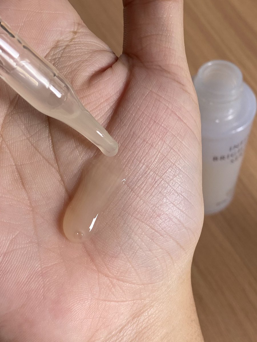 iiiceeesss's tweet photo. AMT ไม่ได้มีดีแค่มอยเจอไรเซอร์นะ ล่าสุดโดน Brightening Serum ตกอีกแล้ว ชอบตรงที่ช่วยให้ผิวกระจ่างใสขึ้น แบบไม่มีการผลัดเซลล์ผิว ช่วงไหนหน้าดูโทรมๆ เราหยิบตัวนี้มาใช้แล้ว รู้สึกว่าผิวเนียนใสขึ้น ใครผิวแพ้ง่ายก็ใช้ได้ เพราะเค้าอ่อนโยนสุดๆ เชียร์ ตัวนี้น่าลองมาก! https://t.co/BywCupQziu