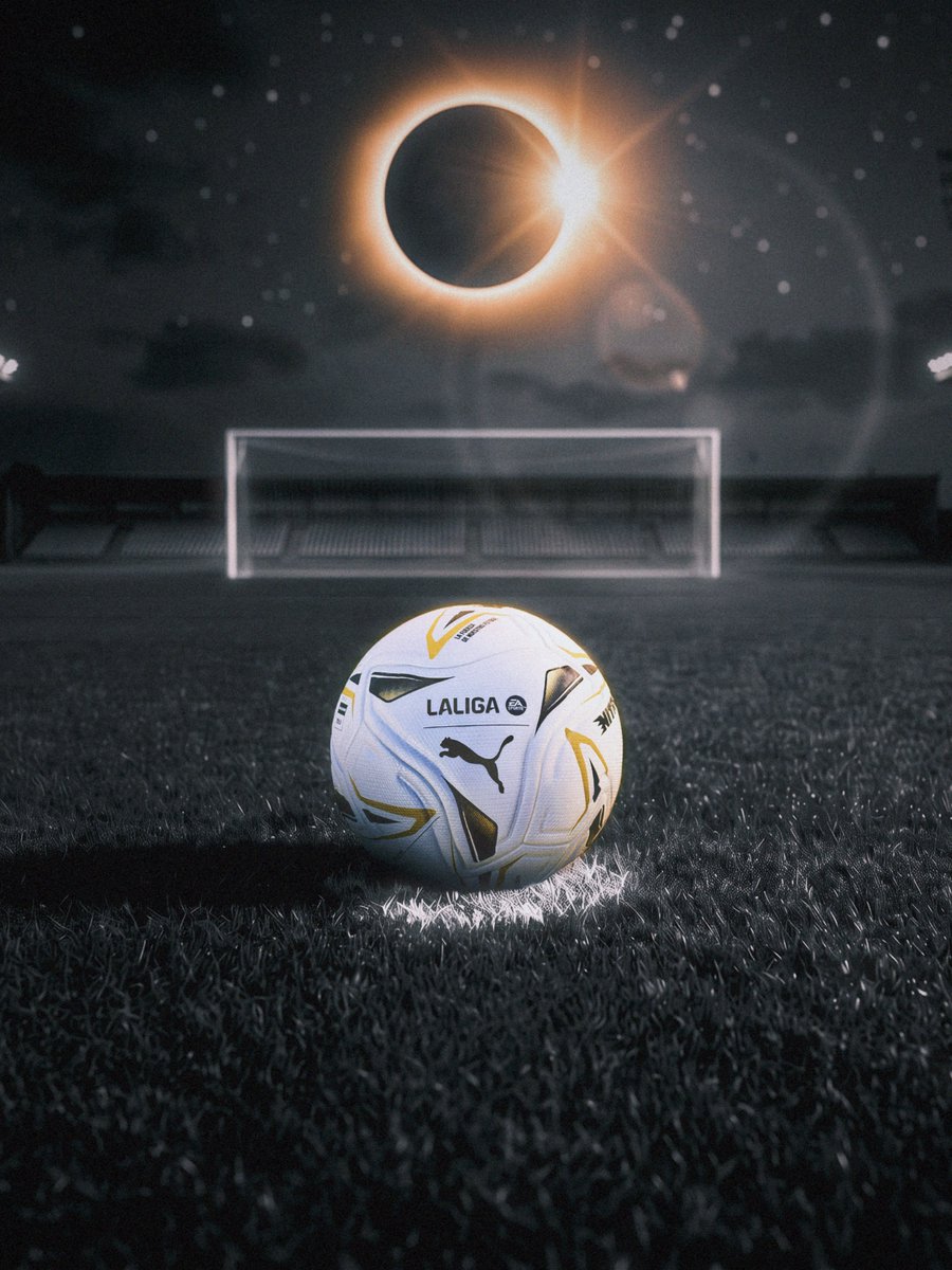 MadridXtra's tweet photo. 🚨⚽️ OFFICIAL: Both El Clásico's will be played with a SPECIAL ball. https://t.co/JC6AJ8ld5a
