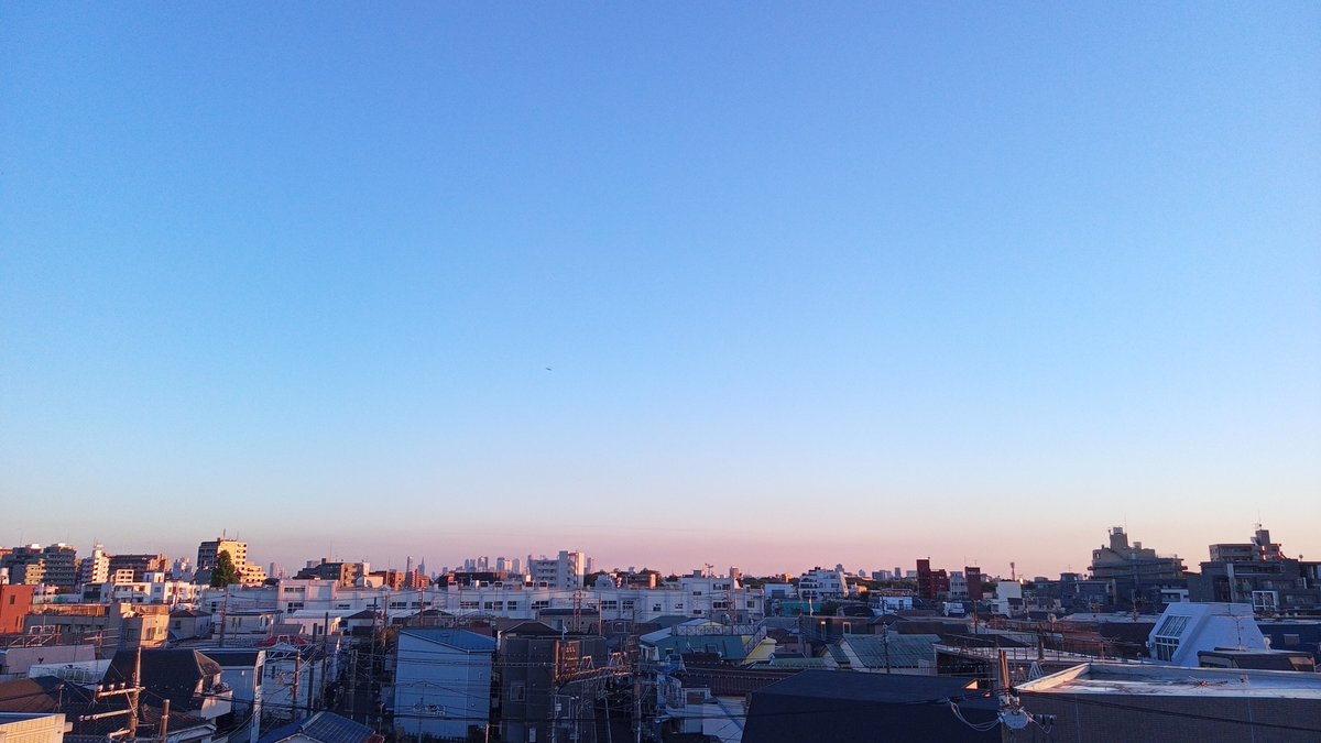 BO_PENCO's tweet photo. 5:06 pm.

おつかれさまでした🌇
洗濯できた🙆

#10月
#夕焼け
#夕暮れ定期便
#空のある風景
#東京の空
#ベランダからの景色 
#もくようび https://t.co/LXmhioV3OV