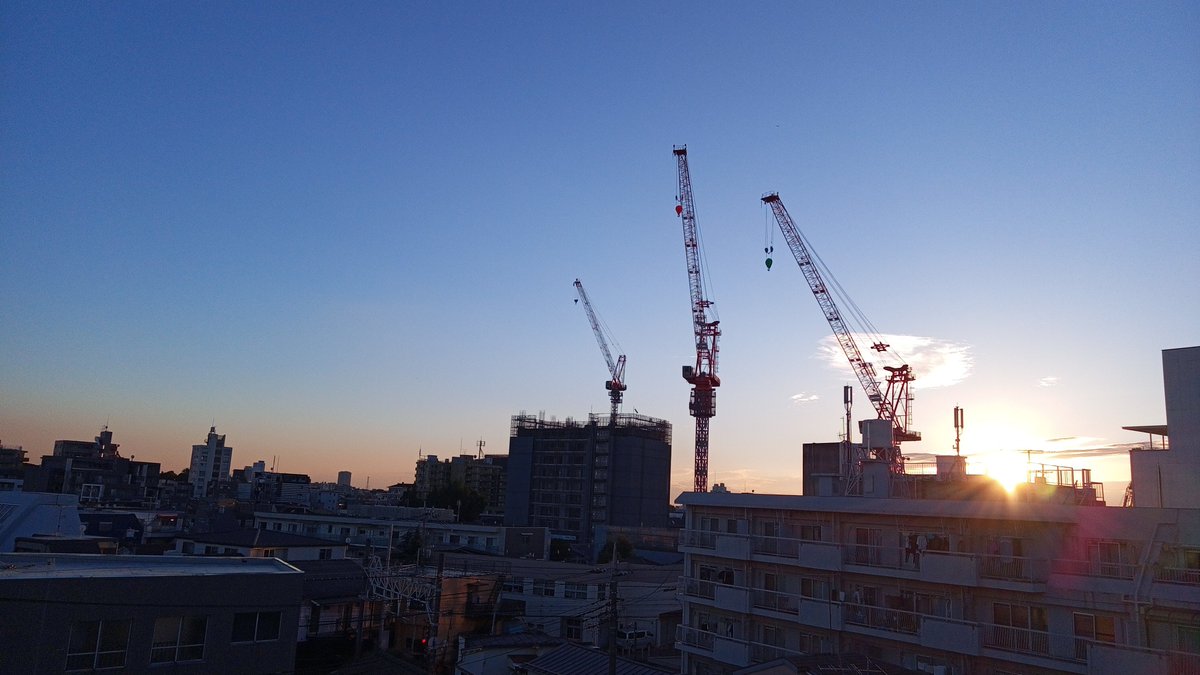 BO_PENCO's tweet photo. 5:06 pm.

おつかれさまでした🌇
洗濯できた🙆

#10月
#夕焼け
#夕暮れ定期便
#空のある風景
#東京の空
#ベランダからの景色 
#もくようび https://t.co/LXmhioV3OV