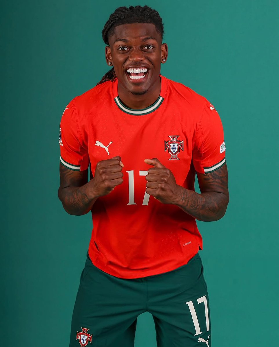 TouchlineX's tweet photo. 🚨 𝗠𝗔𝗝𝗢𝗥 𝗕𝗥𝗘𝗔𝗞𝗜𝗡𝗚: Cristiano Ronaldo's iconic number 7 has been given to Rafael Leão following Ronaldo's departure from the National team. 🇵🇹

— @B24PT https://t.co/Z4EnxiAbo7