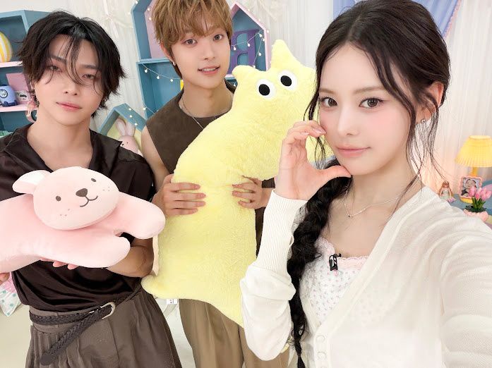 bangbanmal's tweet photo. 다 놀았니? 셀카 타임📸

#방반말 #BBM #방지민 #의주 #니콜라스
#andTEAM #BANGJEEMIN #izna https://t.co/zbt1XZmasz