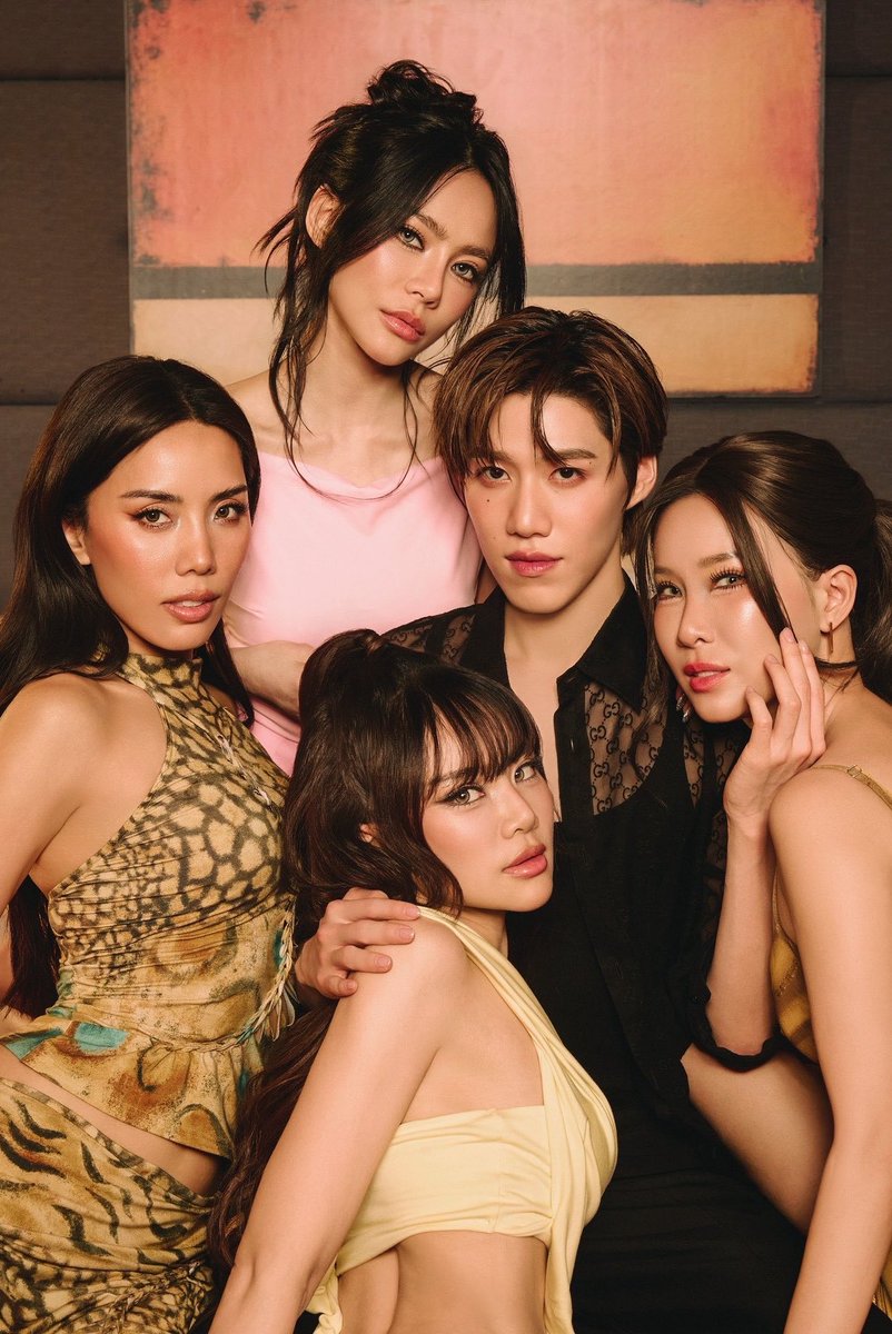 kimchalyn's tweet photo. ตอกย้ำความเปนเสี่ยพีด้วยคอมโพส 2 รูปนี้ เสือผู้หญิง ไม่มีวันหยุดเปนจริงๆ โคตรเจ้าชู้ https://t.co/yyjYlf7ePx
