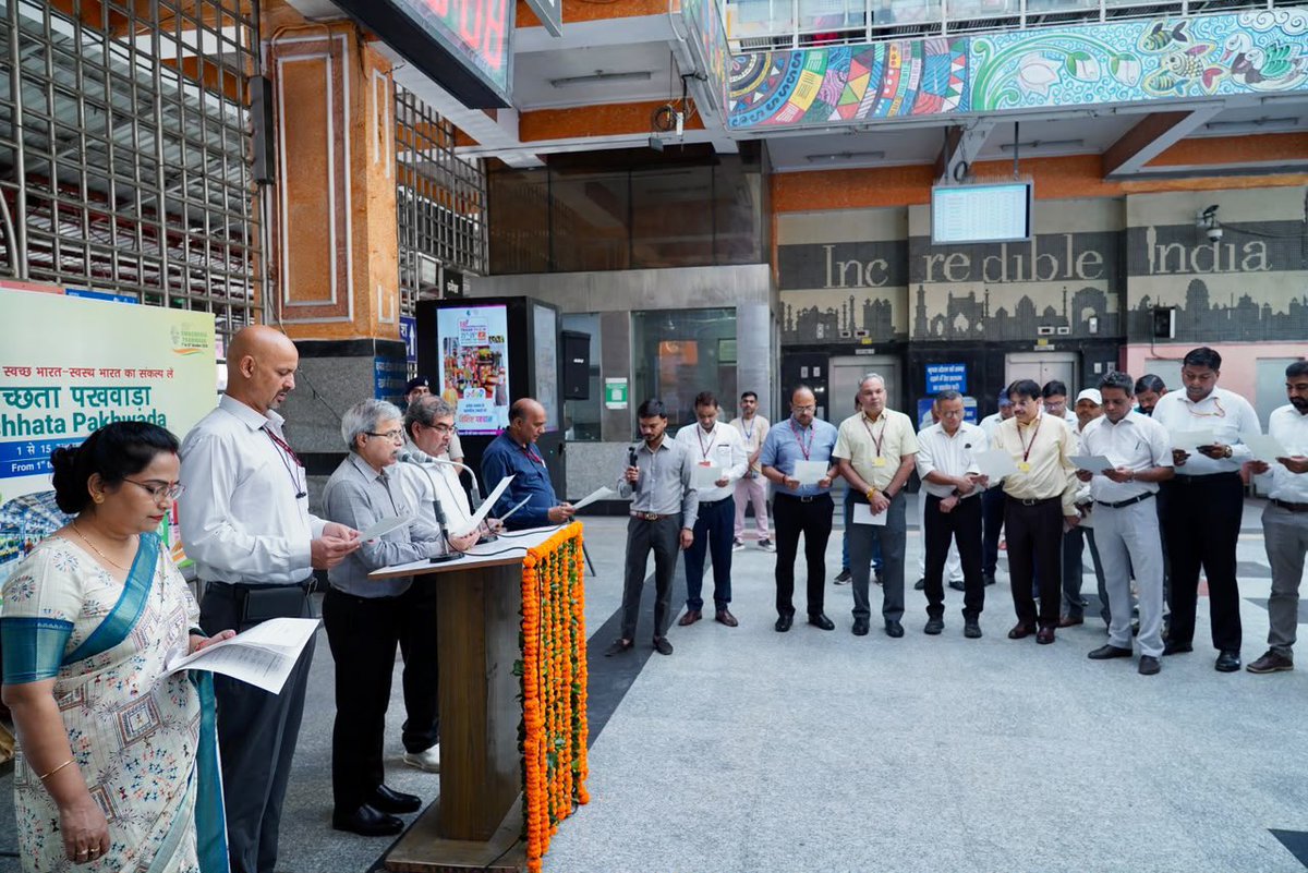 RailMinIndia's tweet photo. स्वच्छता पखवाड़ा के अंतर्गत रेलवे बोर्ड के चेयरमैन एवं मुख्य कार्यकारी अधिकारी श्री सतीश कुमार जी द्वारा आज हज़रत निजामुद्दीन रेलवे स्टेशन पर रेल अधिकारियों एवं कर्मचारियों के साथ स्वच्छता की शपथ ली और श्रमदान कर स्वच्छता का संदेश दिया।
#SwachhataPakhwada https://t.co/G3CNdhAhdW