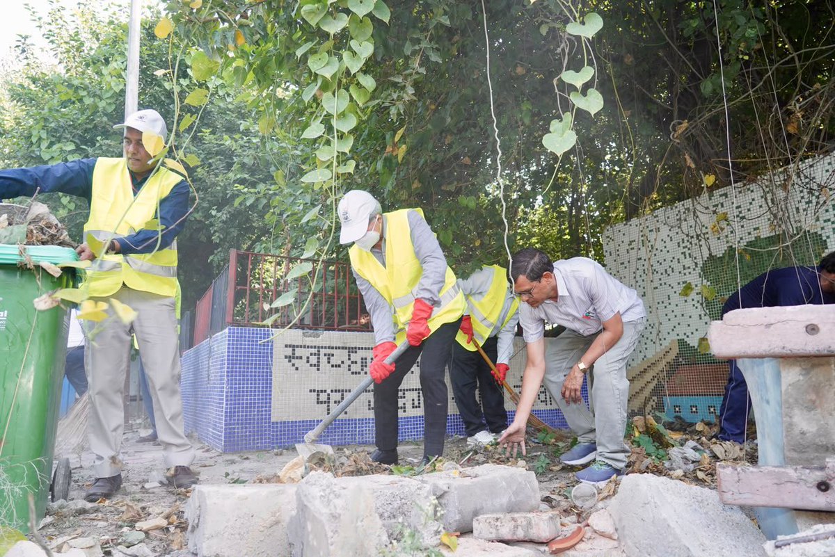 RailMinIndia's tweet photo. स्वच्छता पखवाड़ा के अंतर्गत रेलवे बोर्ड के चेयरमैन एवं मुख्य कार्यकारी अधिकारी श्री सतीश कुमार जी द्वारा आज हज़रत निजामुद्दीन रेलवे स्टेशन पर रेल अधिकारियों एवं कर्मचारियों के साथ स्वच्छता की शपथ ली और श्रमदान कर स्वच्छता का संदेश दिया।
#SwachhataPakhwada https://t.co/G3CNdhAhdW