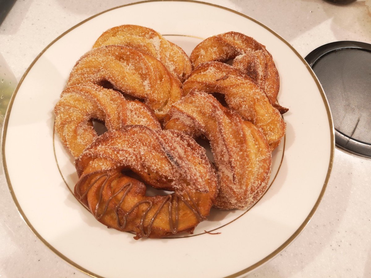 Tombsm3fu's tweet photo. Churros crujientes con chocolate caliente! Un clásico callejero que alegra cualquier tarde, ideal para disfrutar en un puesto de la esquina. https://t.co/8HWDQ72LyZ