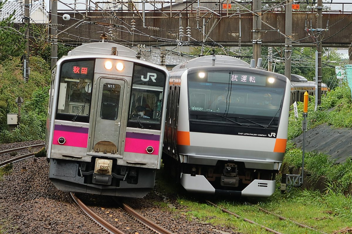 mvUxxb96sFfHQK3's tweet photo. 本日の「秋田の通勤電車」と「東京の通勤電車」
#並んだら撮るよね https://t.co/LAW0Nd71Zl