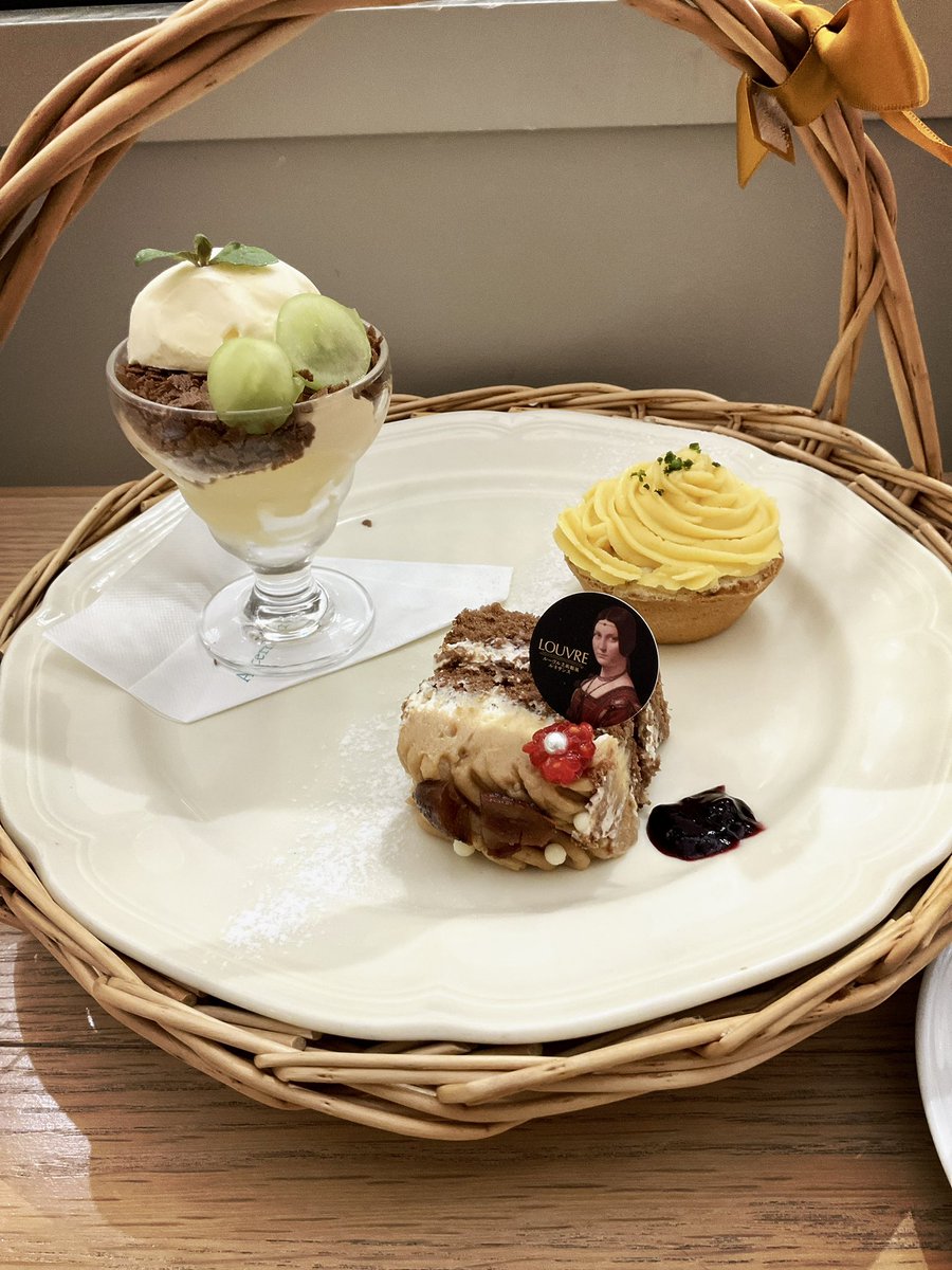 sisora119's tweet photo. 今日からアフタヌーンティールームのメニューが変わって、ミニパフェがシャインマスカットと洋梨という私の好きなものに。国立新美術館の展覧会も行きたいけど、すごい混んでそうだな。何しろダヴィンチの真筆 https://t.co/AKhwyLGqfm