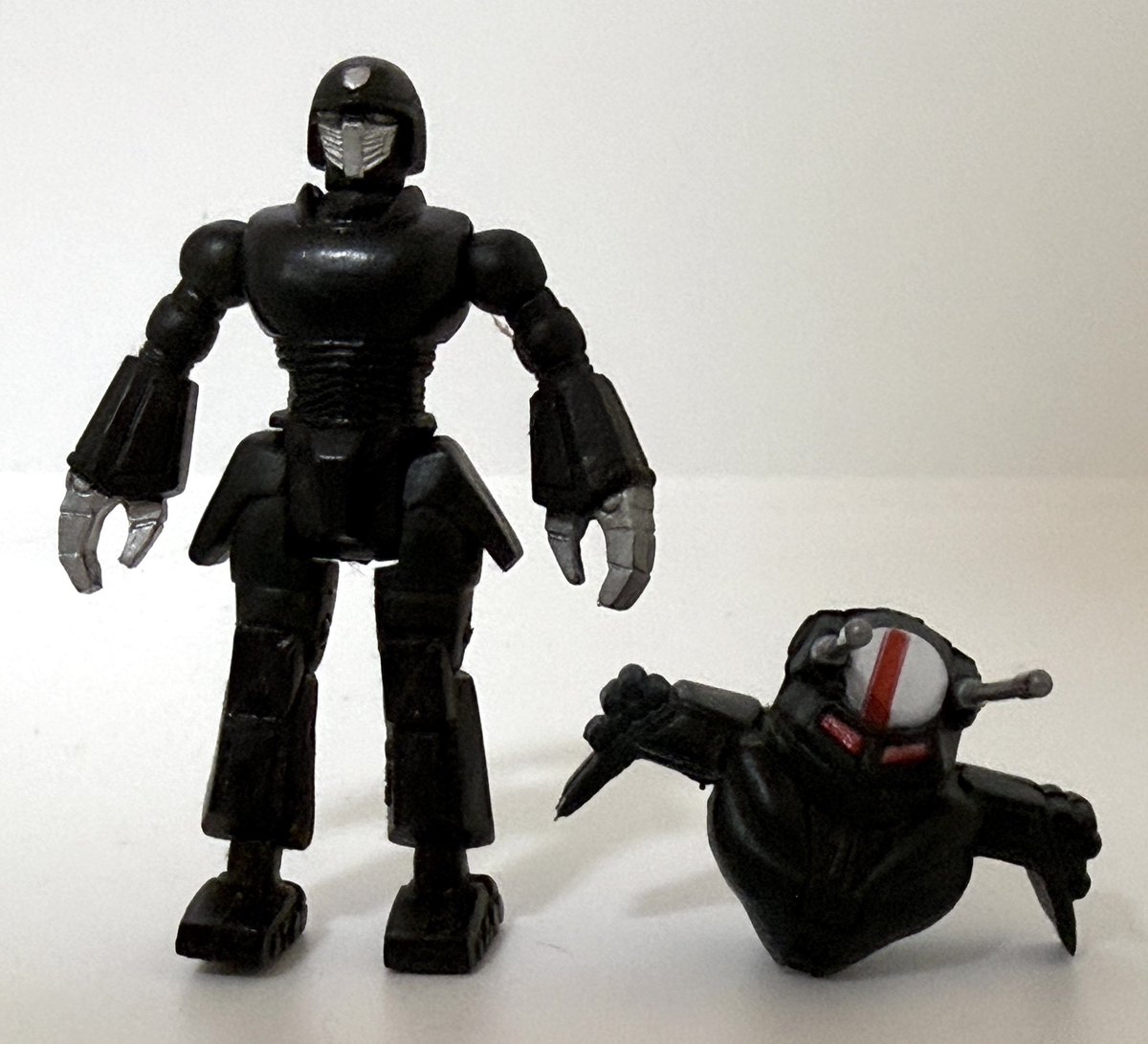 takashi_hiroo's tweet photo. 豪将メガドロン
高射砲をモチーフとしたロボット。頭部のレドームや無限軌道状の足が特徴で、速射機能に優れた両肩のビーム砲を主武装としクロー状の���の力も圧倒的である。基本的にゴーストバンクにいるドランガーに代わり、前線で作戦指揮を担当する。ドランガー同様、装甲を外すことはなかった。 https://t.co/8jPPHkUJB1