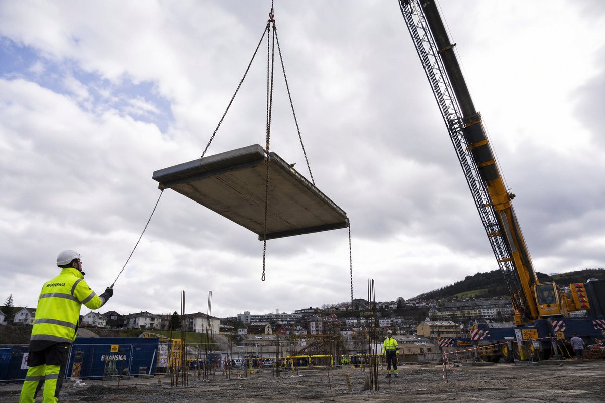 frogswiper's tweet photo. Never walk under a suspended load. Ever. No exceptions, no shortcuts, no 'just for a second.' The load is heavy, the rigging can fail, and gravity always wins. Go around. Always.

#SuspendedLoad #SafetyFirst #CraneSafety #ConstructionSafety https://t.co/RZEG3qrt7w