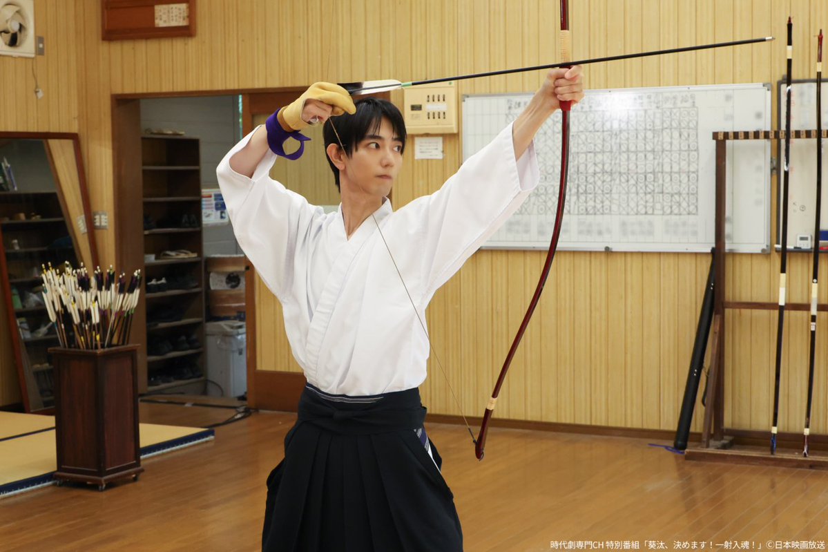 jidaigekich's tweet photo. ＼詳細解禁📢／

#駒木根葵汰 特別番組
「葵汰、決めます！一射入魂！」

駒木根葵汰があこがれの弓道に挑戦🏹

弓を構える凛々しい姿や
練習の合間に見せる飾らない素顔に
あなたもきっと射抜かれる😍

果たして28m先の的を射抜くことはできるのか..!?

📅10/25(日)よる11時ほか

#駒木根葵汰に射抜かれて #葵汰決めます
https://t.co/uToP7kMDyw