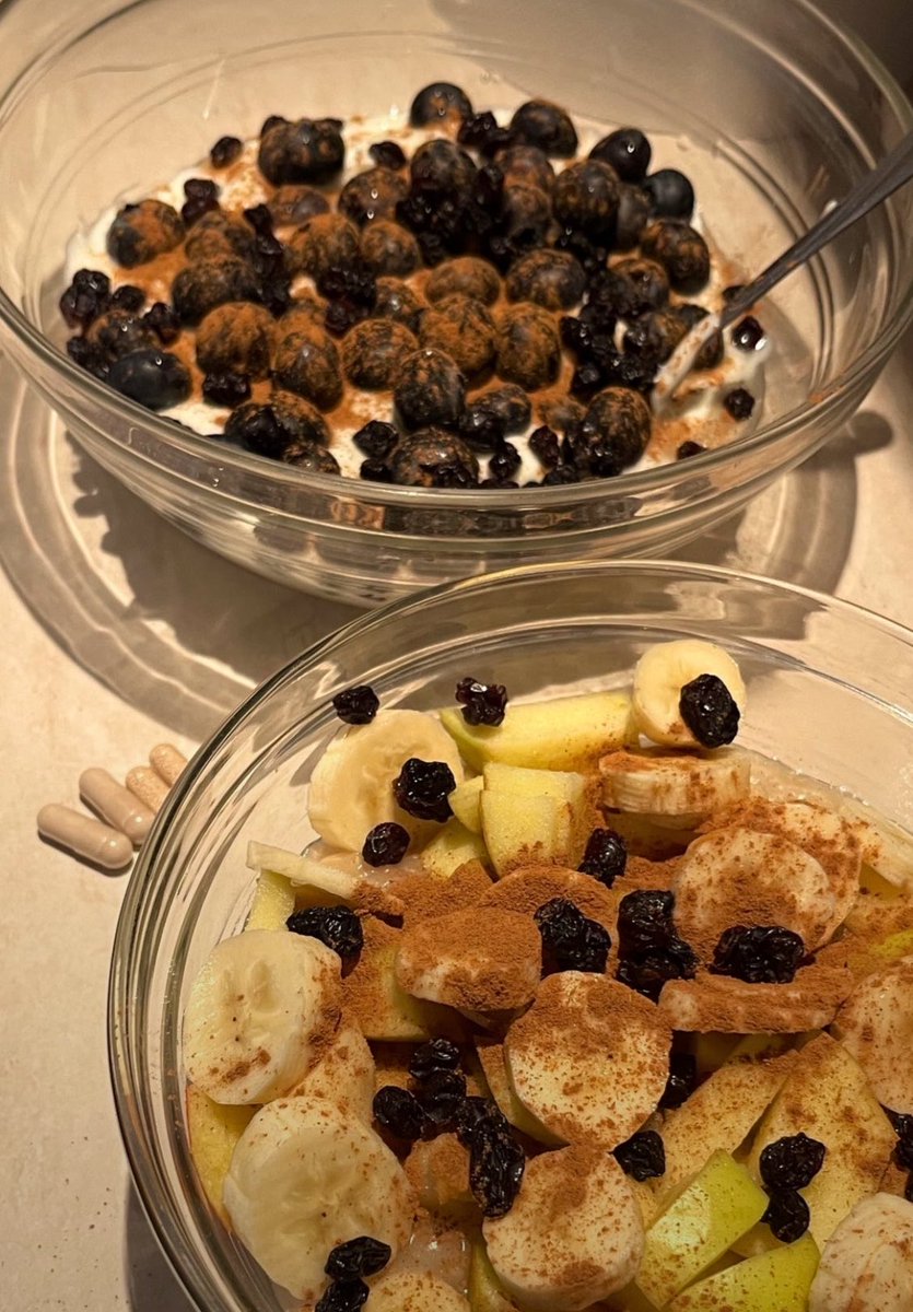 Helios_Movement's tweet photo. “What do you eat now for breakfast?”
Gut health slop.

-Kefir blended with kiwis and some oatbran 
-Goat’s yogurt (or l reuteri coconut yogurt)
-Blueberries
-Raisins (without the seed oils found in most brands)
-Brazil nuts 
-Ceylon cinnamon
-Sometimes I add raw honey and some other yeasts