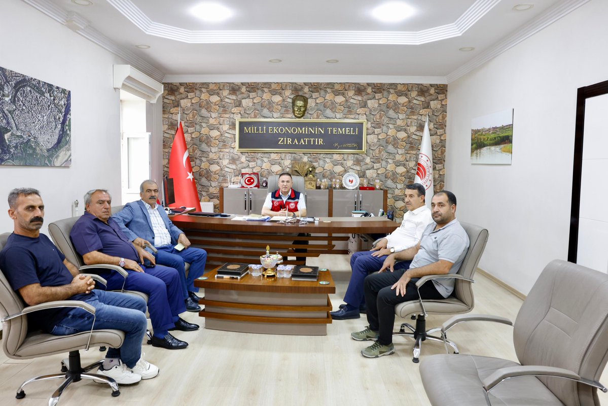 Diyarbakirtarim's tweet photo. Sur Muhtarlar Derneği Başkanı Aydın Alakuş ve beraberindeki heyet İl Müdürümüz Adil Alan'ı ziyaret ettiler.
#TarımınİlkYapıldığıKent #Diyarbakır https://t.co/olXgqT7aBc