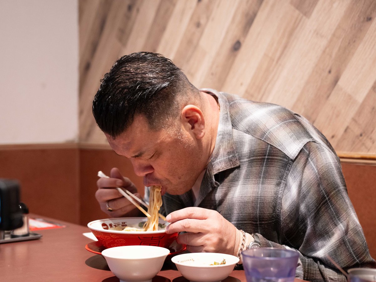oricon's tweet photo. 「天一は脳みそのひと皺」天下一品55周年アンバサダーに就任したくっきー！、SUGIZOと語るこってり濃厚な“天一愛”
https://t.co/DITtTqWmIV

#天下一品 https://t.co/Cx16z2jMLh