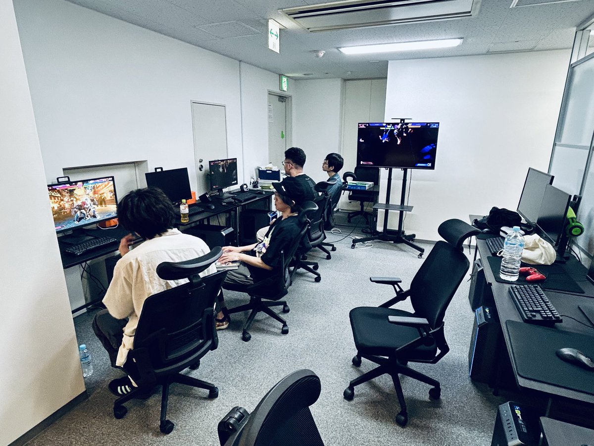 suke8160's tweet photo. タマファイ高幡不動対戦会は明日18時からです！
告知遅れてすみません🙇

・PC10台環境🖥️
・学生割引あり🈹
・20時過ぎからシングルトナメあり🔥
・レバレス貸し出し4台あり(Kitsune)

事前の参加申請は不要なので気軽にご参加ください。
お待ちしておりますー！ https://t.co/HvT4MP6Z5R