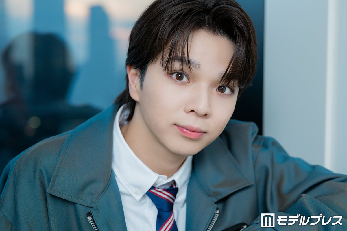 modelpress's tweet photo. 【M!LK塩﨑太智インタビュー後編✍🏼】

下積み時代経て信じる“なんとかなる精神”
昔からブレない軸にも迫る🔍
https://t.co/CiWd9spjEk

M!LKがたくさんの方に知っていただけるまでには時間がかかりましたし、その間に卒業しようかなと色々考えたこともありました。でも今振り返ると、そうした考えにとらわれていたときは、自分を前向きな方向へ導けていなかったなと思いますし、だからこそ今は、「なんとかなる」と信じることを大切にしています