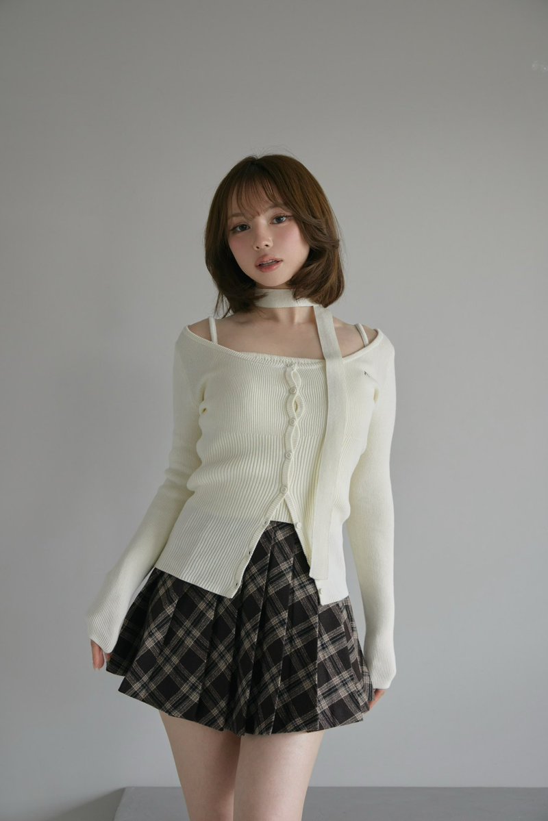 andmaryofficial's tweet photo. May check pleats set up
color ivory/gray
¥19,800-tax in

キャミソールとカーディガン、スカートを組み合わせた3点セット。
首元にはチョーカーを添えて顔まわりのアクセントに。
インナーパンツ付き。

発売日10/3(土)store10:30-web20:00-
instalive10/2(金)19:00-

#andmary https://t.co/hEZ2YoIwY9
