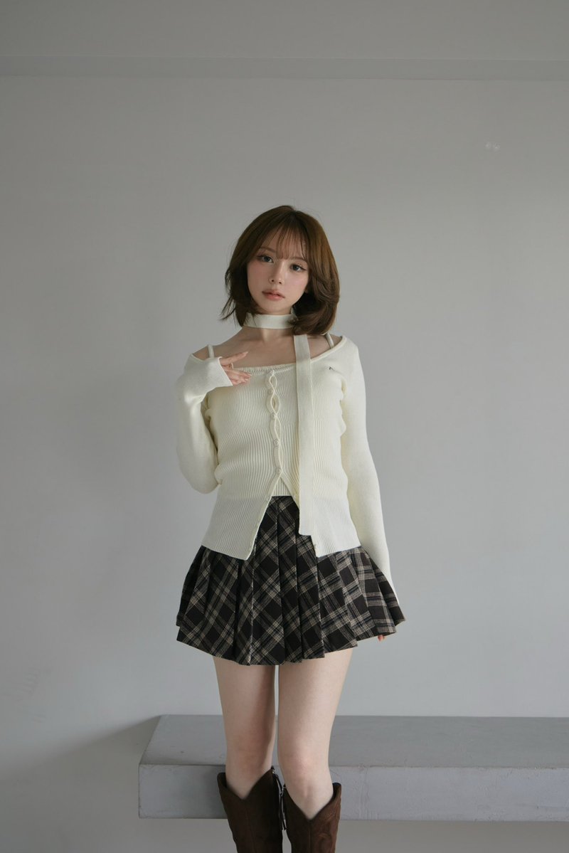 andmaryofficial's tweet photo. May check pleats set up
color ivory/gray
¥19,800-tax in

キャミソールとカーディガン、スカートを組み合わせた3点セット。
首元にはチョーカーを添えて顔まわりのアクセントに。
インナーパンツ付き。

発売日10/3(土)store10:30-web20:00-
instalive10/2(金)19:00-

#andmary https://t.co/hEZ2YoIwY9