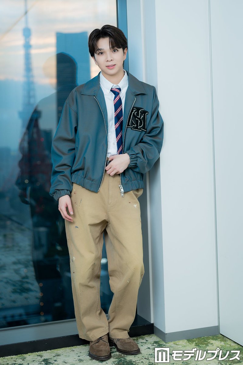 modelpress's tweet photo. 【M!LK塩﨑太智インタビュー後編✍🏼】

下積み時代経て信じる“なんとかなる精神”
昔からブレない軸にも迫る🔍
https://t.co/CiWd9spjEk

M!LKがたくさんの方に知っていただけるまでには時間がかかりましたし、その間に卒業しようかなと色々考えたこともありました。でも今振り返ると、そうした考えにとらわれていたときは、自分を前向きな方向へ導けていなかったなと思いますし、だからこそ今は、「なんとかなる」と信じることを大切にしています