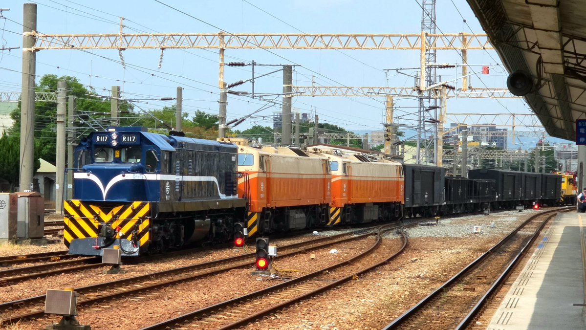 agrs0412's tweet photo. #9月を写真４枚で振り返る 
7201次 R200型+E500型4重連
林鐵5次/8次
7021次 R117試車3重連
2244次 寶可夢彩繪列車 https://t.co/YZWwiJqm1i