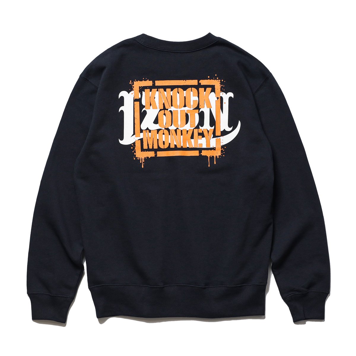 Feelin_osaka's tweet photo. “LZBN LOGO”の上からKOMのステンシル風ロゴをあえて若干透けるようにプリントし、スプレーしたような質感をリアルに表現。
長年親交を深めてきた両者のロゴを大胆に落とし込んだ、小細工なしのコラボアイテムが完成。

#KNOCKOUTMONKEY #LZBN https://t.co/XdVGKBlBkW