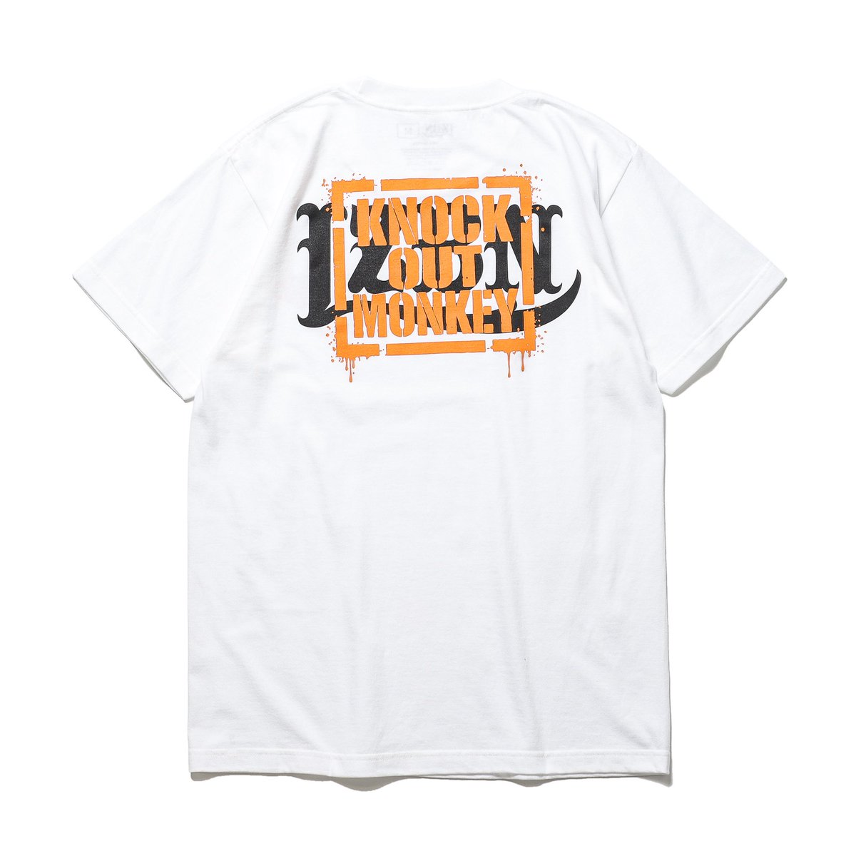 Feelin_osaka's tweet photo. “LZBN LOGO”の上からKOMのステンシル風ロゴをあえて若干透けるようにプリントし、スプレーしたような質感をリアルに表現。
長年親交を深めてきた両者のロゴを大胆に落とし込んだ、小細工なしのコラボアイテムが完成。

#KNOCKOUTMONKEY #LZBN https://t.co/XdVGKBlBkW