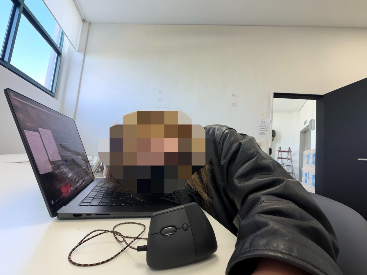 summerxki's tweet photo. 과제하느라 정병오고 지갑 잃어버려서 정병오고 폰바꿨는데 민증잃어버림이라 은행앱인증못해서 로그인불가로 정병걸려서 결론은….엽뜨억시켰다 https://t.co/ugpdGd76dD