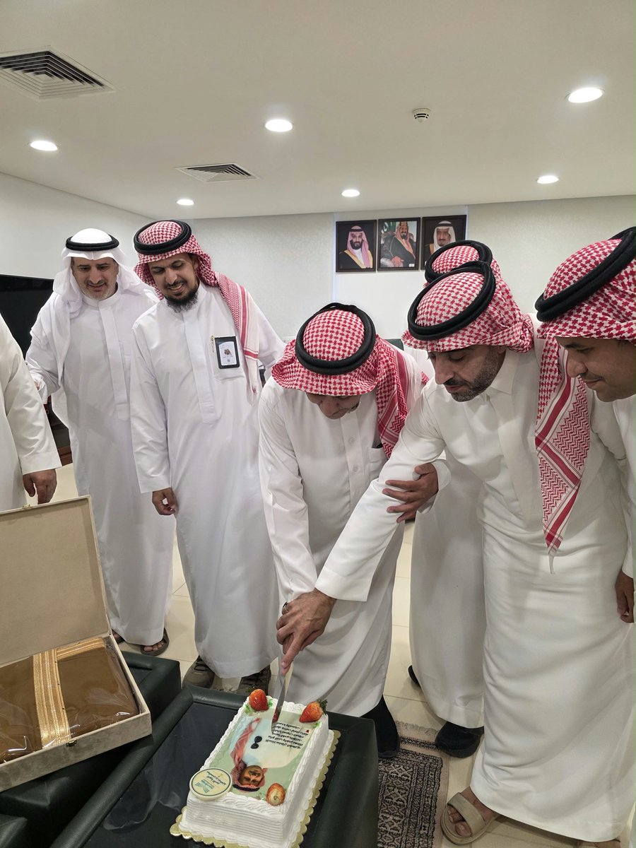 spnqe's tweet photo. بعد مسيرة حافلة بالعطاء والإنجاز، يحق لنا اليوم أن نفخر بك يا أبي أكثر من أي وقت مضى، تقاعدت من العمل لكن أثرك الطيب وسيرتك الجميلة ستبقى حاضرة في قلوب كل من عرفك وعمل معك، فخورين فيك وبكل ما قدمته خلال سنوات خدمتك، وفخورين أكثر بالرجل العظيم الذي كنت وما زلت عليه، الله يكتب لك في قادم أيامك راحة وسعادة تليق بكل ما قدمت، ويجعل تقاعدك بداية أجمل لأيام تستحقها يا أبي 🤍
