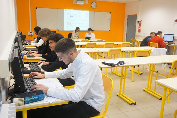 AlertesInfos's tweet photo. 🇫🇷 ALERTE INFO - Le gouvernement veut FAIRE PAYER aux étudiants non boursiers leur inscription en BTS ou en classe préparatoire. (AFP) https://t.co/SRKgfwAc7O