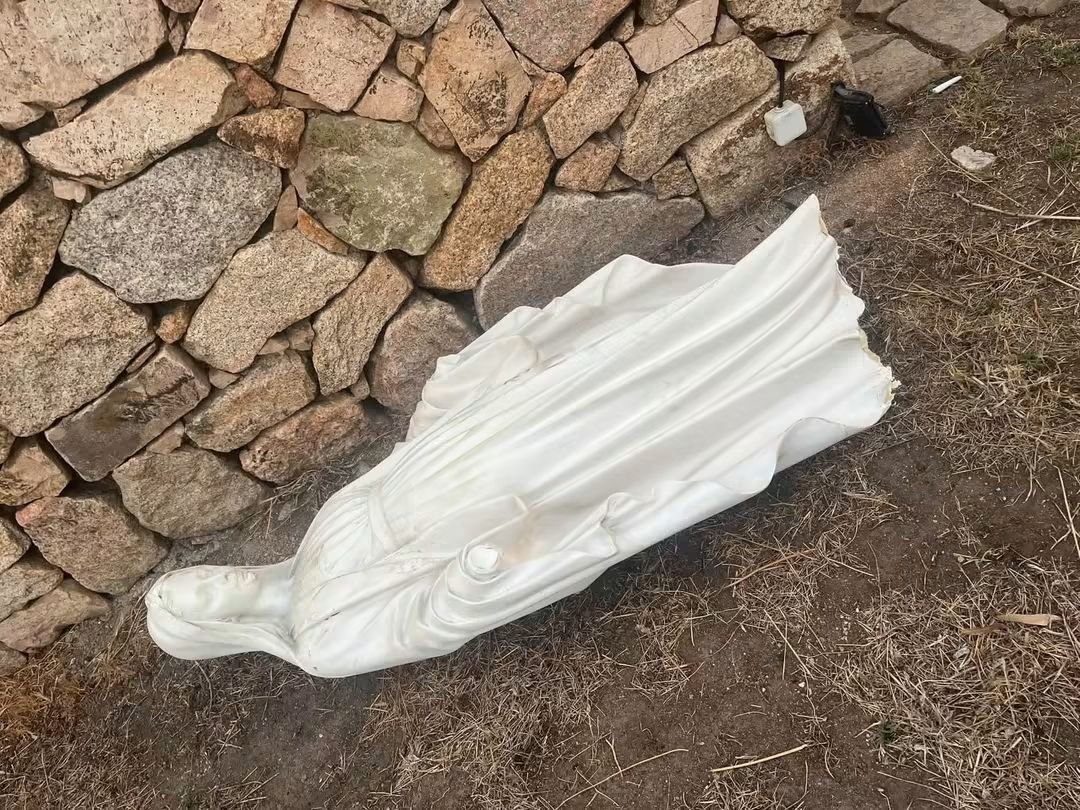 coreinfronte's tweet photo. CUMUNICATU SIZZIONI PORTIVECHJU 

BASTA !
Hè una mani vituperia chì hà sciappatu a statua di a Verghjini Maria post’à l’intrata di Portivechju.

Hè un’offesa à noi, paisani di quinci, chì purtemu a Santa Verghjini comu mamma prutritrici di a Corsica.

Quiddu chi l’hà fattu, quiddi chì l’hani aiutatu ùn sò disgraziati. Sò di sta rubbaccia chi ùn hani nisciun rispettu par ciò chì purtemu comu cultura. 
Ùn hani nisciun rispettu par u populu corsu.

Di pettu à sta nova pruvucazzioni, mughjemu incù rabbia chì sti rubacci sighini alluntanati di a noscia cità, di u nosciu paesu.

HÈ ORA DI LAMPÀ LI FORA !
