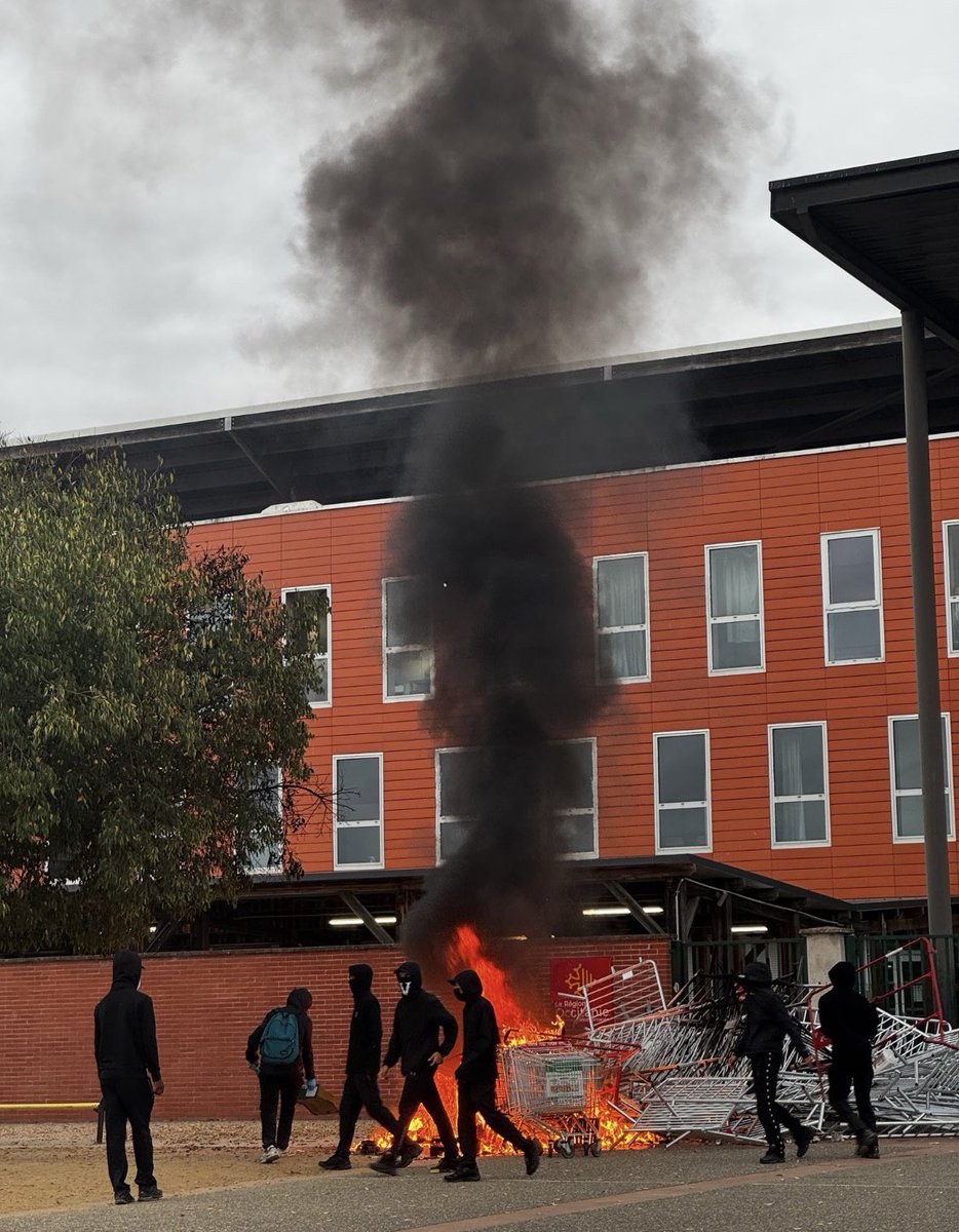 droiteuniv's tweet photo. 💥Le lien entre la LFI et les violences est encore à prouver ou c’est bon ?? https://t.co/IMFeTTWZBR