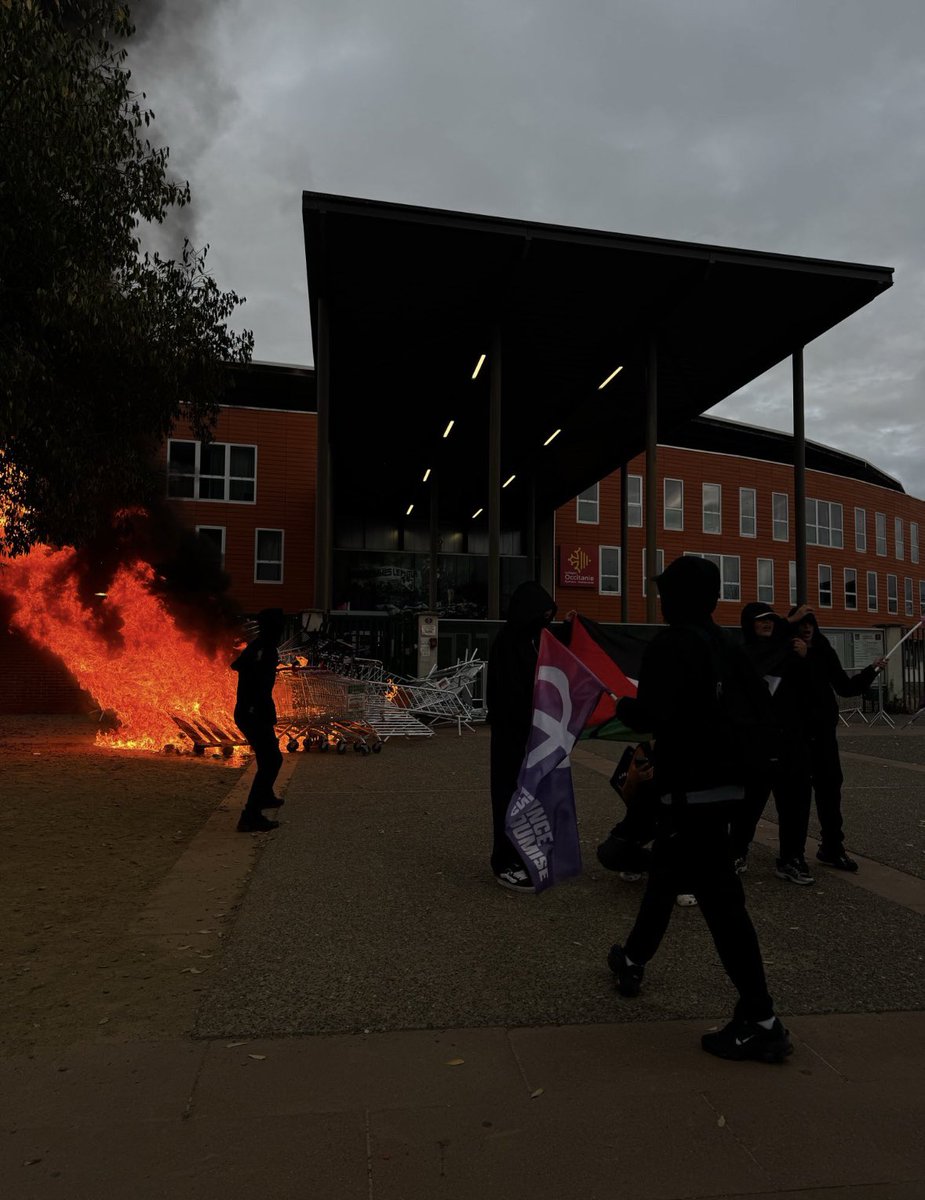 droiteuniv's tweet photo. 💥Le lien entre la LFI et les violences est encore à prouver ou c’est bon ?? https://t.co/IMFeTTWZBR