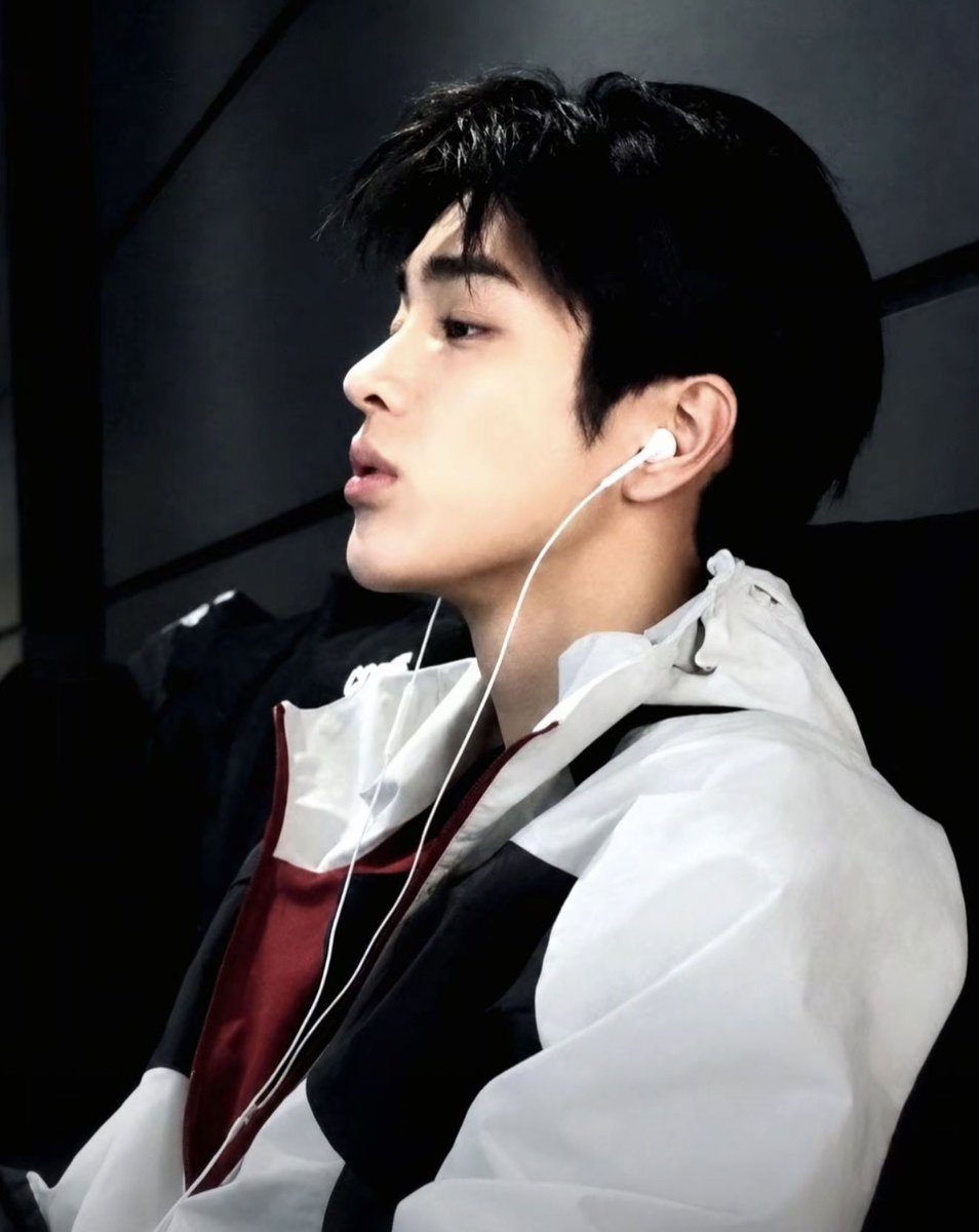 ouriie2ew4's tweet photo. It’s Keonho who creates the amazing HOGAN EFFECT.

#KEONHO #건호  #ゴンホ #ACEKEONMAKNAE https://t.co/emOf0EpPHG